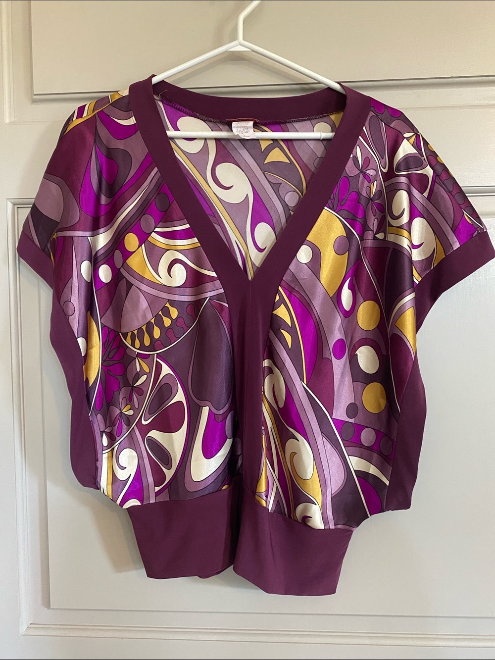 Vintage Retro V-Neck dolman Blouse in abstract retro colours. Size Large